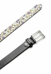 Blumenmuster-Ledergurt in Weiß, Lila und Beige kombiniert mit einem schwarzen, durchbrochenen Ledergurt mit einer silbernen Metallschnalle.