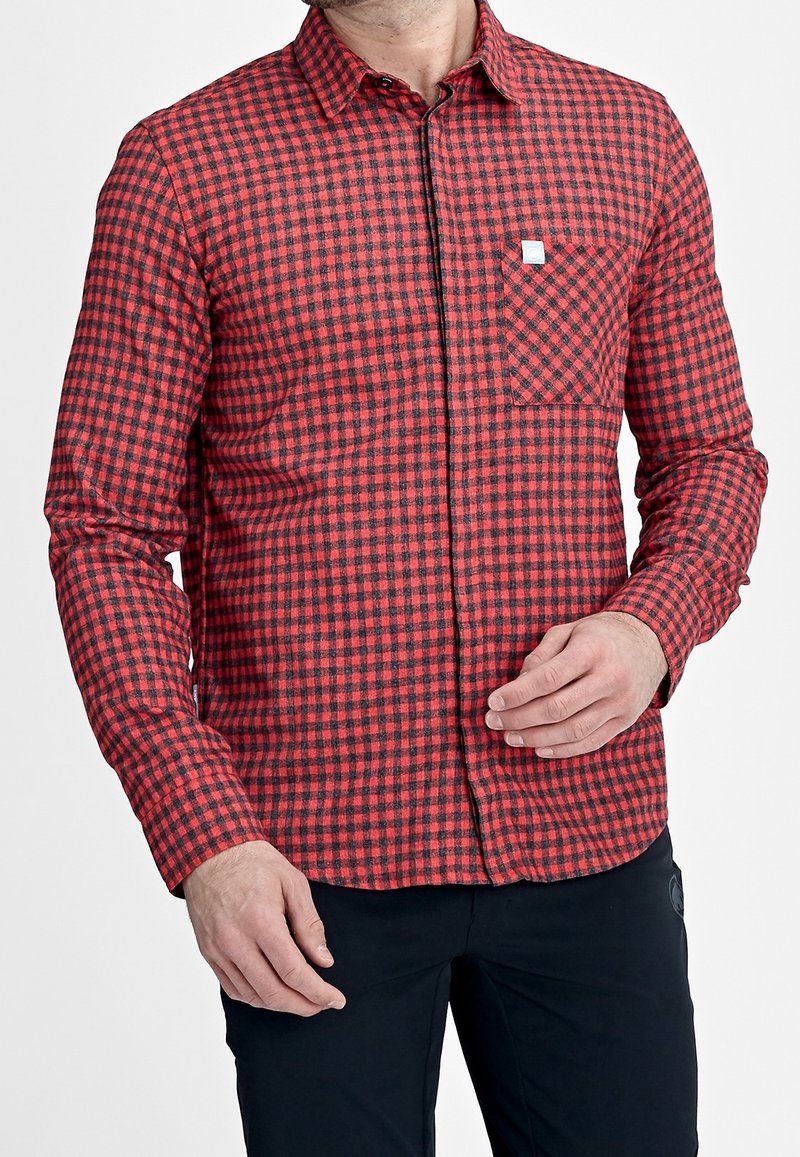 Rood en zwart geblokt overhemd met lange mouwen van stof, met een knoopsluiting kraag en een borstzak met een diagonaal patroon.