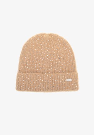 Bonnet en tricot beige à texture douce, orné de clous argentés répartis sur toute la surface. Revers plié à la base, avec une petite étiquette attachée.