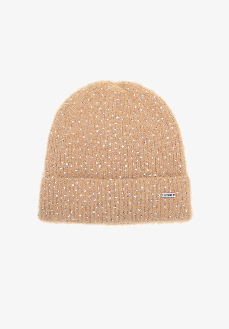 Béžová pletená čepice s měkkou texturou, zdobená stříbrnými cvočky po celé ploše. Na spodní části je přeložený lem s připevněnou malou štítkem.