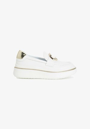 Scarpe bianche slip-on con un accento metallico dorato e una fibbia decorativa; suola in gomma con texture rigata. Design elegante e minimalista.