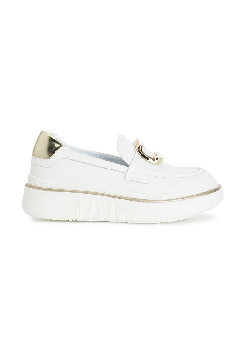Scarpe bianche slip-on con un accento metallico dorato e una fibbia decorativa; suola in gomma con texture rigata. Design elegante e minimalista.