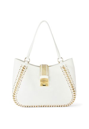 Weiße Lederhandtasche mit goldenen Nieten an den Seiten, einem strukturierten goldenen und silbernen Verschluss sowie zwei Griffen zum Tragen.