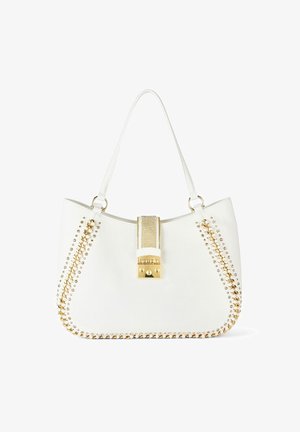 Borsa in pelle bianca con borchie dorate lungo i lati, un chiusura testurizzata in oro e argento, e due manici per il trasporto.