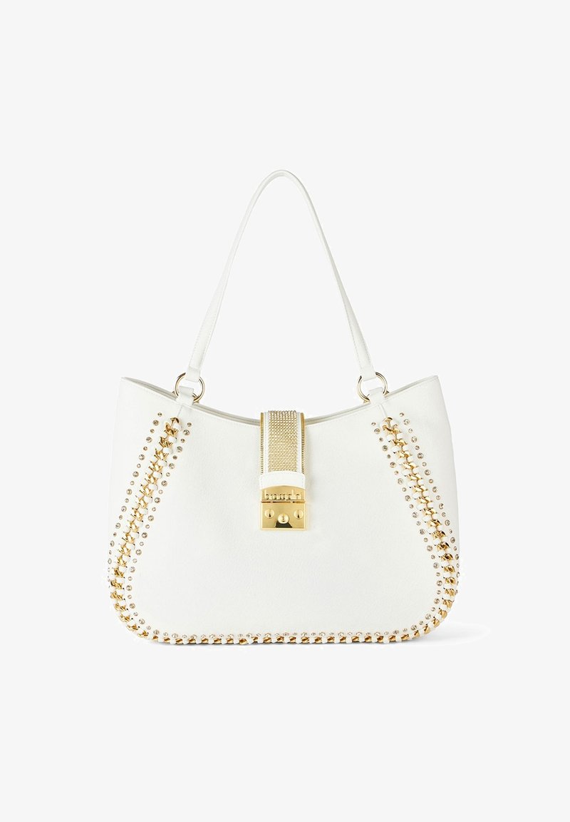 Weiße Lederhandtasche mit goldenen Nieten an den Seiten, einem strukturierten goldenen und silbernen Verschluss sowie zwei Griffen zum Tragen.