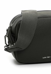 Borsa a tracolla in pelle nera con texture, caratterizzata da una finitura liscia, con una resistente tracolla in tessuto e dettagli in metallo. Chiusura a zip nella parte superiore.