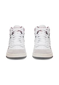 Biele vysoké tenisky z kože s šedými zamší akcentmi. Obsahujú červené detaily, perforovanú špičku a kontrastnú čiernu podrážku. Šnúrky sú biele.