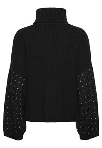 Tjock svart tröja med hög krage, med ribbad struktur och långa, breda ärmar prydda med spridda silverdetaljer.