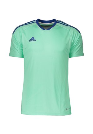 Maglietta sportiva Adidas verde chiaro con colletto blu scuro e strisce sulle spalle, logo Adidas sul petto e etichetta Aeroready vicino all'orlo.