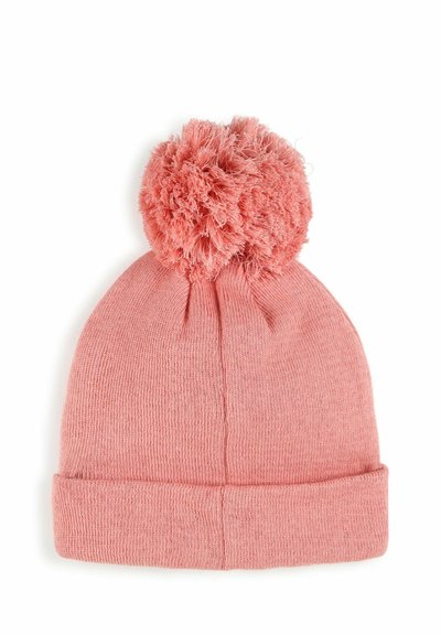 Bonnet en tricot rose avec un pompon duveteux sur le dessus, doté d'un poignet côtelé et d'une texture lisse dans l'ensemble.