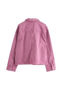 Růžová džínová bunda s dlouhými rukávy, špičatým límcem a stříbrnými patentkami na manžetách. Hladká textura s mírně vybledlým vzhledem.