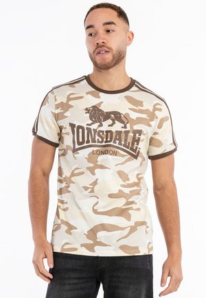 Beige camouflage t-shirt met donkerbruine accenten, voorzien van een leeuwengrafiek en Lonsdale-logo. Korte mouwen en een ronde hals.