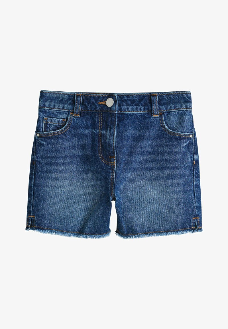 Blaue Jeansshorts mit vorderem Knopf, Gürtelschlaufen, Vordertaschen und ausgefransten Säumen auf weißem Hintergrund.