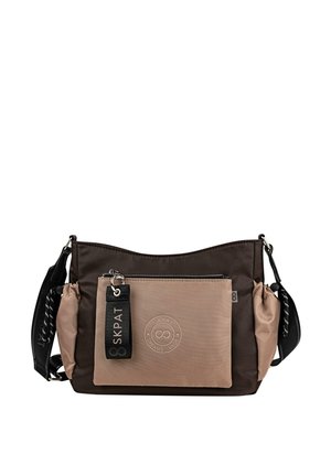 Bolso de hombro marrón y beige con superficie texturizada, que presenta un bolsillo frontal con cremallera, correa ajustable y detalle de logotipo. Incluye múltiples bolsillos laterales.