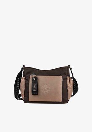 Bolso de hombro marrón y beige con superficie texturizada, que presenta un bolsillo frontal con cremallera, correa ajustable y detalle de logotipo. Incluye múltiples bolsillos laterales.