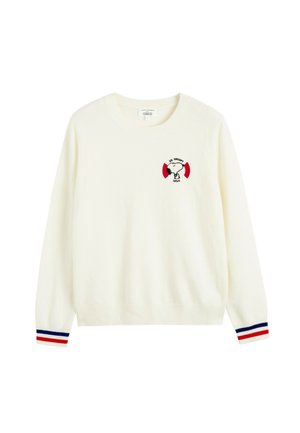 Crème-kleurige trui met een ronde halslijn, voorzien van een Snoopy-geborduurde afbeelding en rode accenten. De mouwen hebben blauwe en rode gestreepte details.