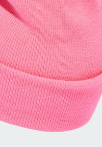 Roze gebreide beanie met een geribde textuur en opgerolde rand, met een gladde afwerking en gelijkmatige stiksels.