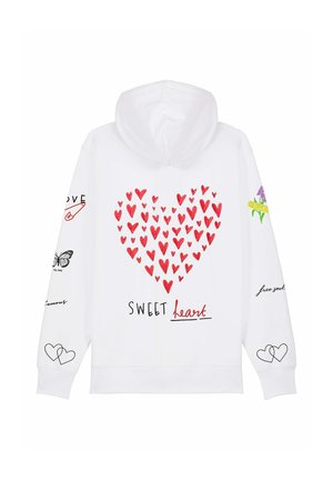 Fehér kapucnis pulóver nagy piros szívmintával, a "SWEET heart" felirattal, valamint különféle grafikai elemekkel, köztük virágokkal és pillangókkal az ujjakon.