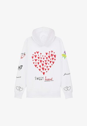 Fehér kapucnis pulóver nagy piros szívmintával, a "SWEET heart" felirattal, valamint különféle grafikai elemekkel, köztük virágokkal és pillangókkal az ujjakon.