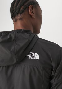 The North Face HIGHER RUN WIND JACKET - Veste de running - black