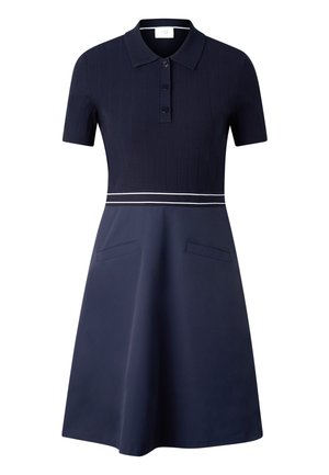 Tamnoplava haljina kratkih rukava s gornjim dijelom od rebrastog pletiva, polo ovratnikom, trima gumbima, bijelim dvostrukim prugama u struku i A-krojem suknje s džepovima.