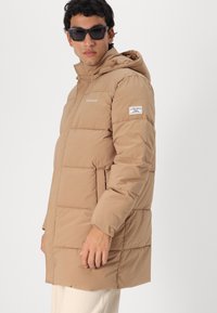 Guess Jeans PUFFER JACKET - Ziemas jaka - wet sand