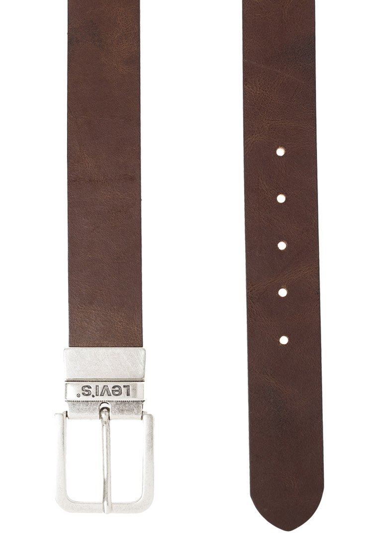 Brun læderbælte med en firkantet sølvmetal spænde, har fem huller til justerbar størrelse, glat tekstur og med et mærke-logo.