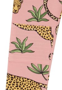 Leggings i rosa tyg med ett mönster av leoparder och blad. Påfallande detaljer inkluderar en sidoficka och kontrasterande gula skinnstrukturer.