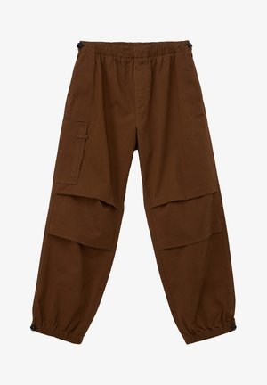 Bruine cargobroek met een elastische tailleband, twee zijzakken en een gerimpeld manchetontwerp. Lichtgewicht stof met een gladde textuur.