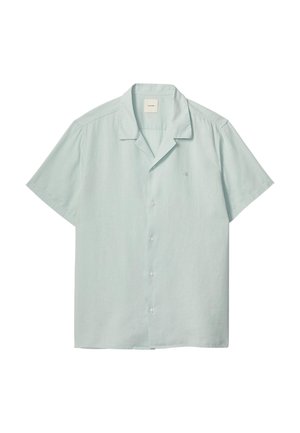 Chemise bleu clair à manches courtes avec col à revers et petit logo brodé sur le côté gauche de la poitrine.