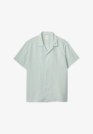 Chemise bleu clair à manches courtes avec col à revers et petit logo brodé sur le côté gauche de la poitrine.
