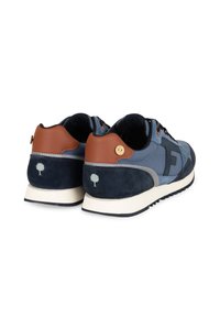 Sneaker in camoscio blu e tessuto con tacco in pelle marrone, suola intermedia bianca e logo verde ad albero sul retro. Lacci neri e suola texturizzata.