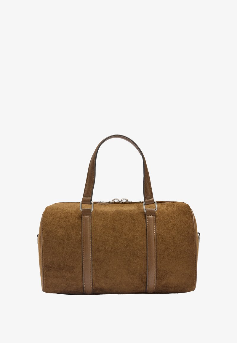 Brązowa zamszowa torba podróżna z skórzanymi paskami, cylindryczny kształt i zamek błyskawiczny. Cechy szczególne to srebrne okucia i gładka tekstura.