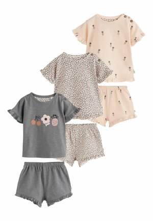 Trzy komplety piżam dla maluchów z krótkimi rękawami i szortami, z motywami ananasów, wzorem w panterkę oraz wzorami owoców i kwiatów w delikatnych kolorach.