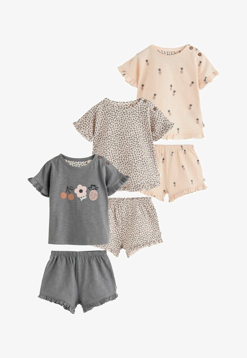 Trois ensembles de pyjamas pour tout-petit avec manches courtes et shorts, présentant des motifs d'ananas, d'imprimé léopard, ainsi que de fruits et de fleurs dans des couleurs douces.