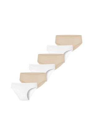 Sechs Damenunterhosen, abwechselnd beige und weiß, in einer diagonalen Linie auf weißem Hintergrund angeordnet.