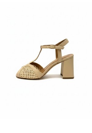 Beige damessandaal met hak en enkelbandje, T-band ontwerp, gevlochten voorkantdetail en blokhak.
