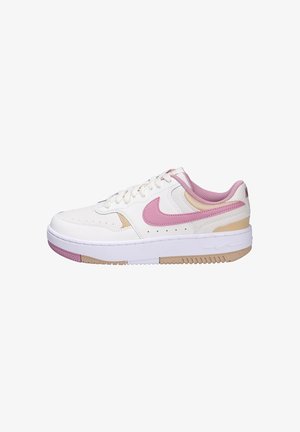 Sneaker bianco in pelle con accenti rosa e dettagli beige. Presenta una punta perforata, una suola intermedia bianca e una suola in gomma testurizzata.