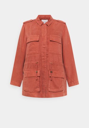 Langärmelige Jacke in Rostfarbe mit geknöpften Brusttaschen, zwei vorderen Klappentaschen mit Kordelzugdetails und Kragen.