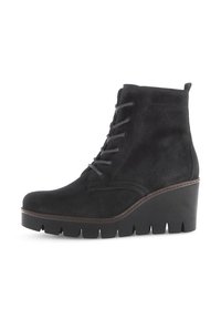 Zwarte suède enkelboot met een hoge wigzool, vetersluiting aan de voorkant, gestructureerd oppervlak en contrasterende stiksels langs de zool.
