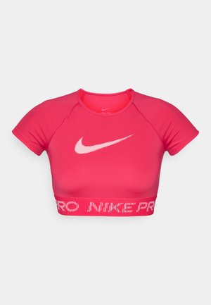 Rózsaszín Nike Pro edző crop top kerek nyakkal, rövid ujjakkal, és kontrasztos fehér logóval, valamint márkás pánttal az alján.