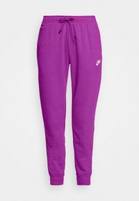 Violetti Nike-housut pehmeästä kankaasta, joissa on nyörivyö, tiukat hihnat ja pieni valkoinen logo vasemmassa reidessä.