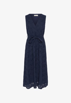 Mörkblå ärmlös omlottklänning med v-ringning, knytning i midjan och blommig hålbroderi genom hela klänningen. Flödig siluett med ett lager av fåll.