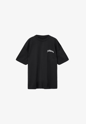 Sort bomulds-T-shirt med korte ærmer. Har et lille hvidt "AllSaints"-logo på brystet. Klassisk rund hals.