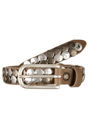 Brauner Ledergürtel mit doppelter Reihe abwechselnder glänzender und matter silberner runder Nieten und einer rechteckigen silbernen Schnalle.