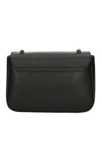 Bolso de mano de cuero negro con forma rectangular, textura suave y cierre de solapa. Presenta costuras sutiles y dos asas en la parte superior.