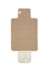 Tapis matelassé marron avec un motif festonné et une poche rayée en bas. Les bords sont finitions avec un passepoil blanc pour un look épuré.