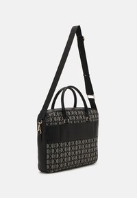 Sac à dos pour ordinateur portable noir et gris à motifs avec deux poignées, une bandoulière amovible et des accents en cuir lisse. Comprend des accessoires en métal doré.