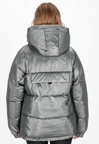 Szary pikowany kurtka puchowa z kapturem, charakteryzująca się błyszczącą teksturą, regulowanymi mankietami i detalem tylnej kieszeni.