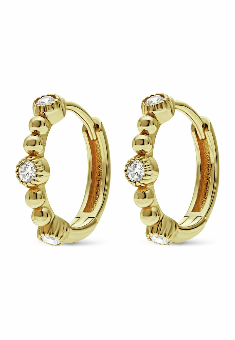 Een paar gouden hoepeloorringen met kleine gouden bolletjes en drie heldere edelstenen die gelijkmatig over elke ring zijn verdeeld.